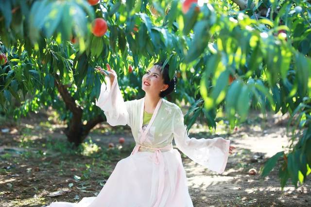 梁佳芯 暗黑女神 服饰细节及背景氛围