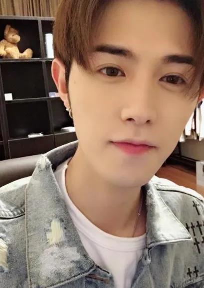 小马拉大车高三姐姐帮初中弟弟及同学破处!-精品力荐 还可能对青少年造成伤害