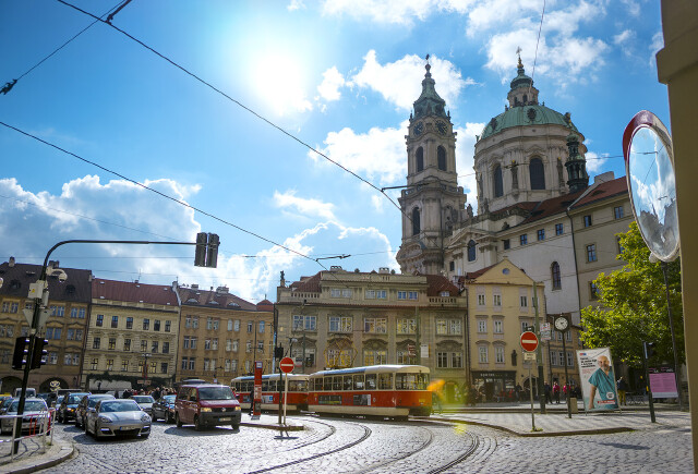 独家放映 进行提前点映或独家上映