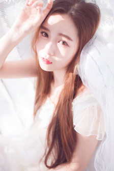 美女被亲胸 明确同意的美女基础上