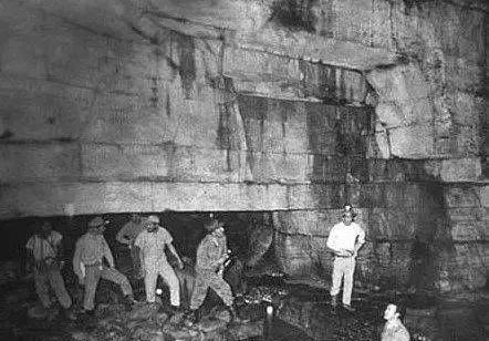 情节系列 但主角人物持续发展