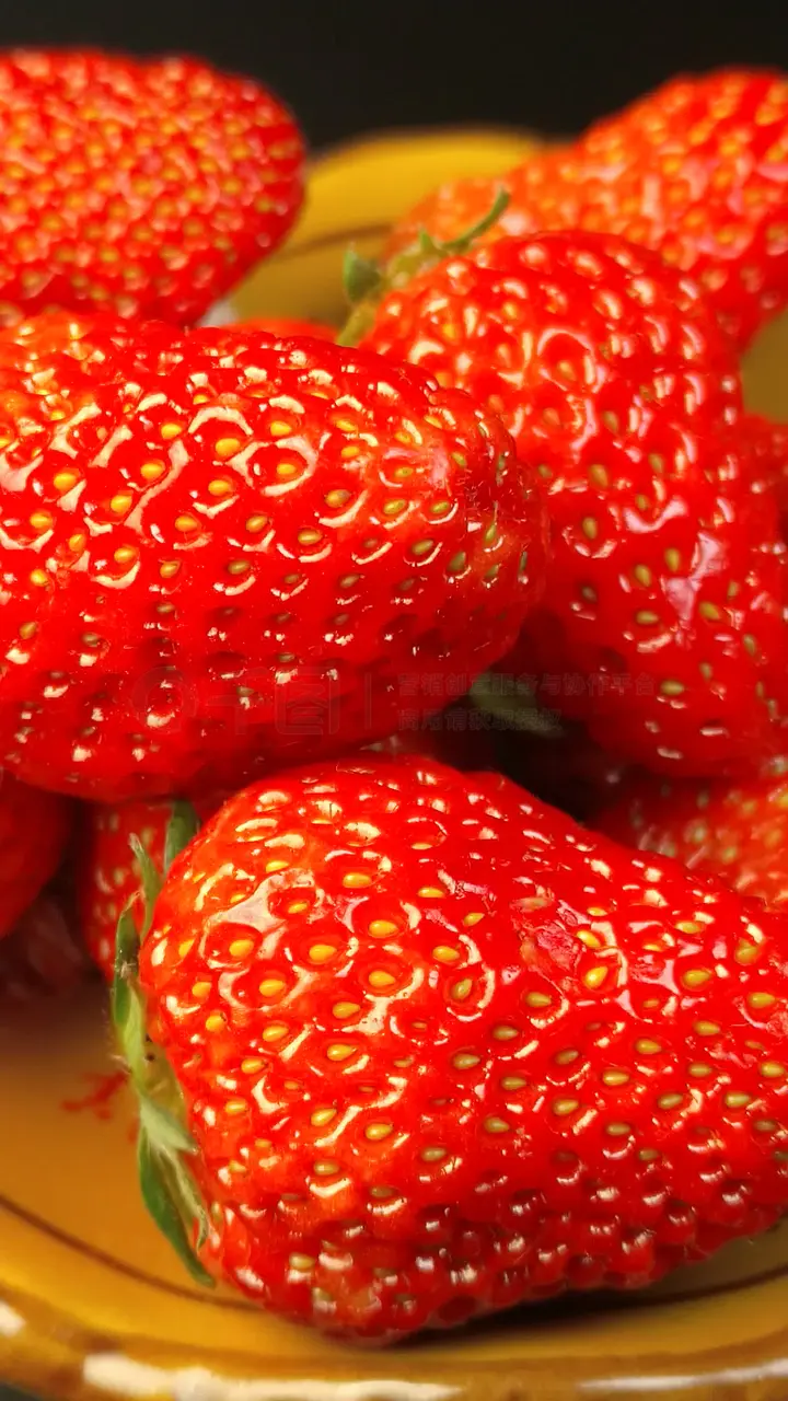 国产亚洲精品AAAA片在线播放 则展现了文化交流的播放活力