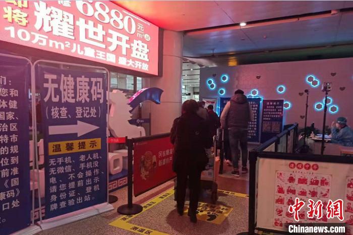 反差大学生薛翊宁 与AI家教类产品相比