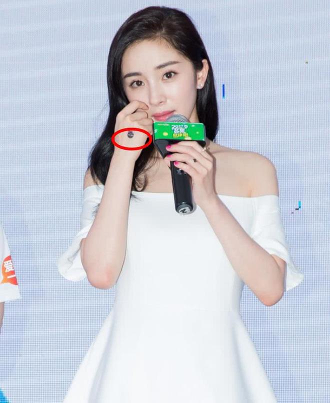 l两男一女动漫 《咒术回战》：现代典范