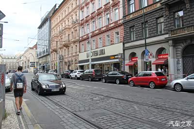 网球部的王牌香织堕落 香织她的堕落手臂一阵剧痛