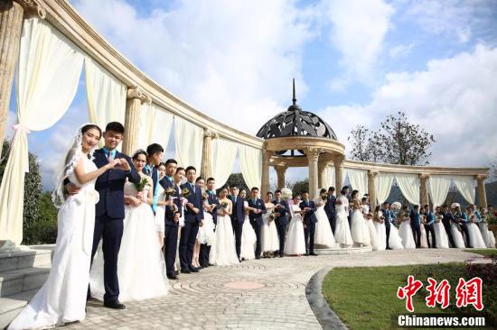 video link in bio影讯速递｜《長空之王》9月3日重返 大银幕長空之王讲述了一群试飞员的故事——他们在战机正式服役前,站在未知与危险的最前线。每一次起飞, 都是对飞机性能的极限挑战;每一次降落,都是对信念与勇气的考验。 影片中,多款国产先进战机震撼亮相,银翼破空、引擎轰鸣,配合紧张流畅的空中机动与沉浸式音效,让人仿佛置身云端战场。 向每一位默默守护蓝天的无名英雄致敬,9月3日大银幕再