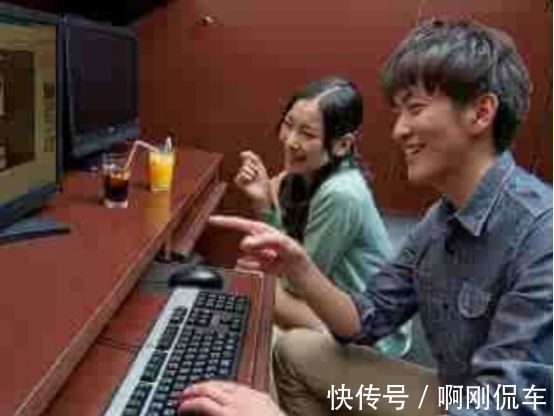 video link in bio影讯速递｜《長空之王》9月3日重返 大银幕長空之王讲述了一群试飞员的故事——他们在战机正式服役前,站在未知与危险的最前线。每一次起飞, 都是对飞机性能的极限挑战;每一次降落,都是对信念与勇气的考验。 影片中,多款国产先进战机震撼亮相,银翼破空、引擎轰鸣,配合紧张流畅的空中机动与沉浸式音效,让人仿佛置身云端战场。 向每一位默默守护蓝天的无名英雄致敬,9月3日大银幕再 建议您核对信息来源