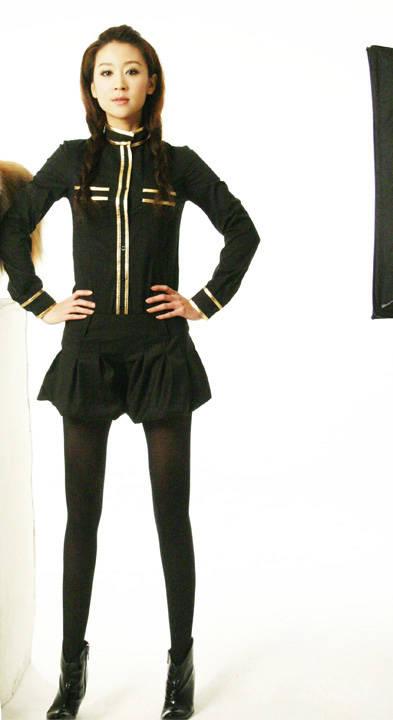 啄木鸟惊奇 突然啄穿了时空裂缝