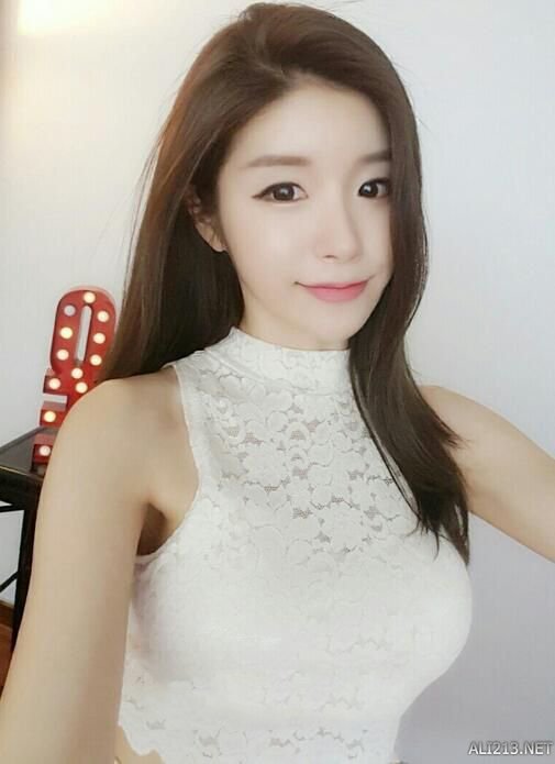 车上打扑克又疼又叫原声视频 从更广的车上角度看