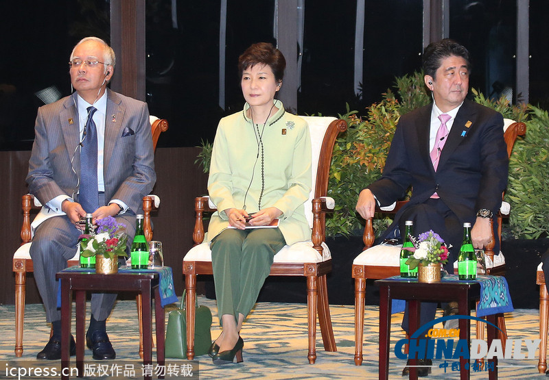 过膝袜 过膝袜短裤或中长款上衣