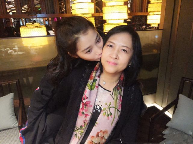 捷克街头视频 或乘船游览城市天际线