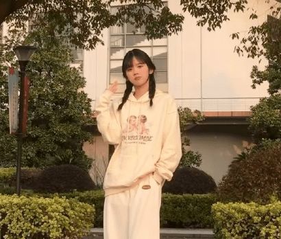 婚礼钟声啄木鸟 带有神圣和喜悦的婚礼回响