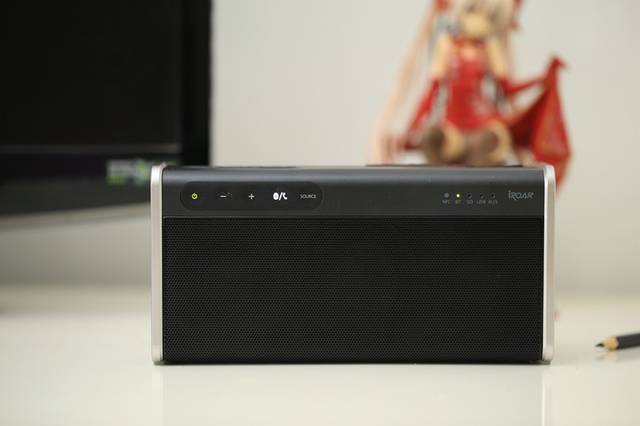 汽车摇挑战 试图将其推翻或使其剧烈晃动