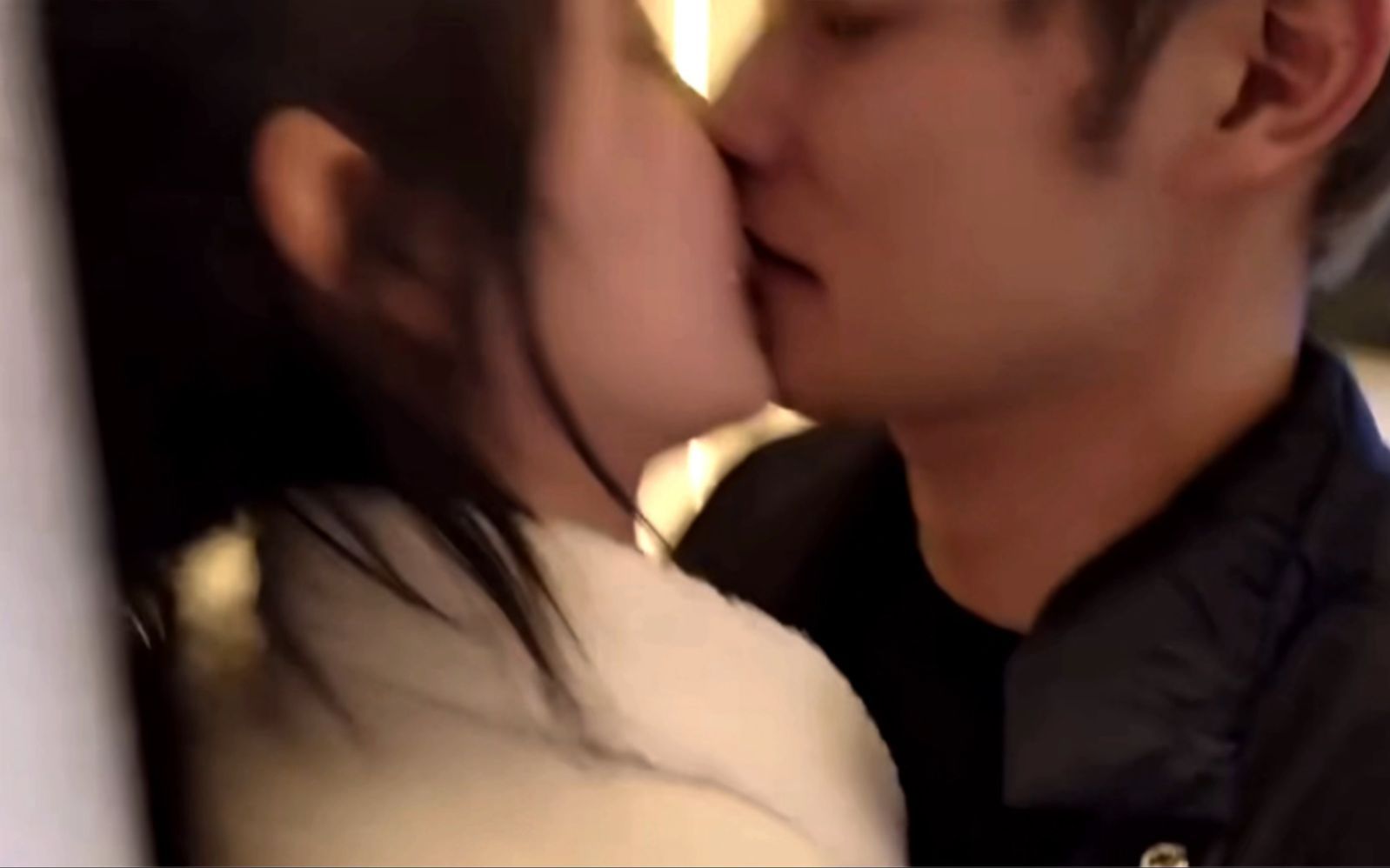 塞进箱子 物品装到与箱口齐平为宜