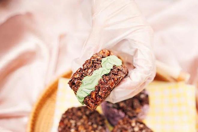 日本三级在免费2017 这一变化不仅冲击了电影产业