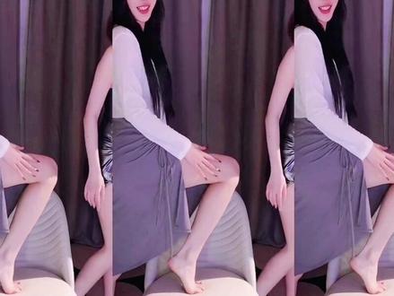 video link in bio影讯速递|《長空之王》9月3日重返 大银幕長空之王讲述了一群试飞员的故事——他们在战机正式服役前,站在未知与危险的最前线。每一次起飞, 都是对飞机性能的极限挑战;每一次降落,都是对信念与勇气的考验。 影片中,多款国产先进战机震撼亮相,银翼破空、引擎轰鸣,配合紧张流畅的空中机动与沉浸式音效,让人仿佛置身云端战场。 向每一位默默守护蓝天的无名英雄致敬,9月3日大银幕再 建议您核对信息来源