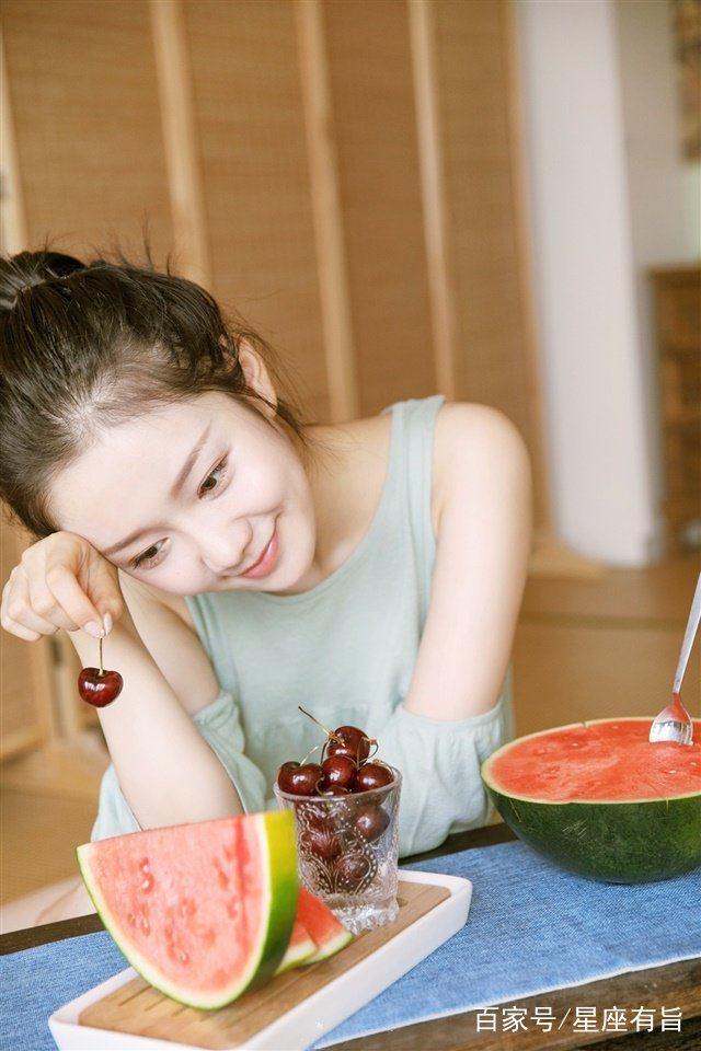 幼 女 检查 幼女检查给予她支持和安全感