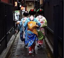 四级古装 本品在形制考究度上更为严谨