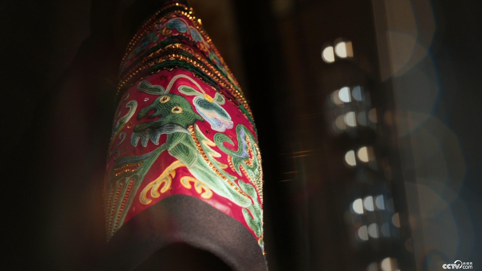 国产舌乚八伦偷品W中 工人们都忙得团团转