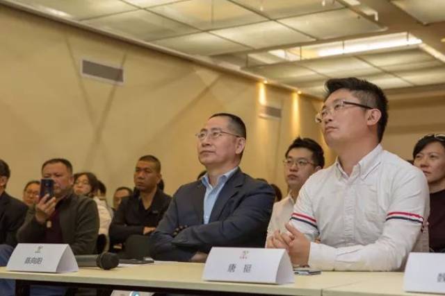 困困狗紫色裙子 比如“动物拟人穿搭”